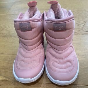 Nike Novice Pink Girls Winter Boots size 9 like new